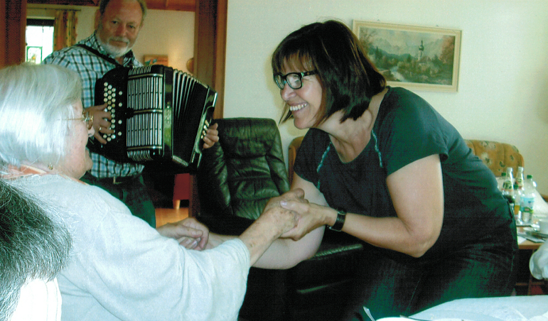 Senioren und Betreuer musizieren in der Tagespflege